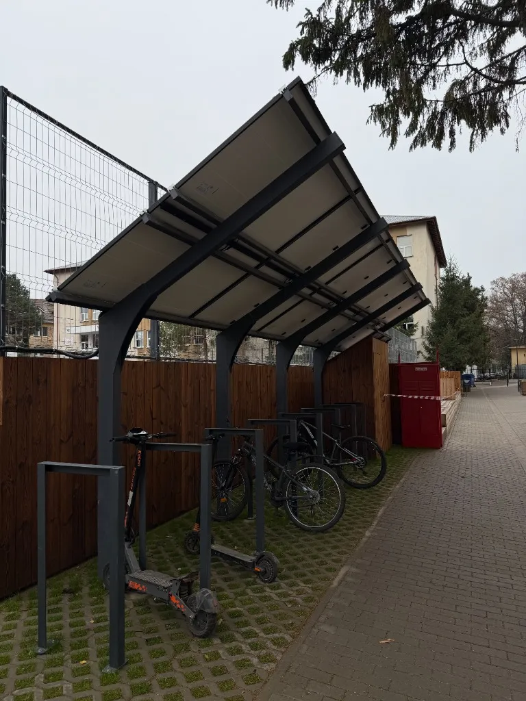 Canopie solara cu panouri fotovoltaice si statie de incarcare biciclete la Colegiul Vasile Alecsandri Bacau