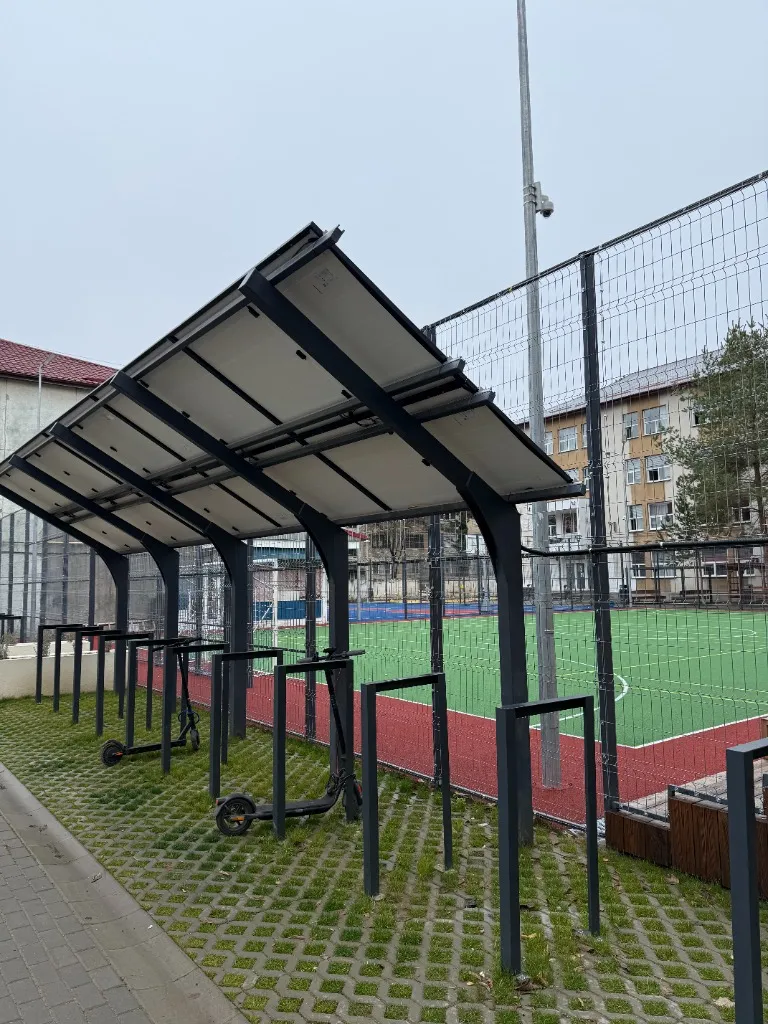 Locatie de incarcare trotinete si biciclete cu energie solara la Colegiul Alecsandri