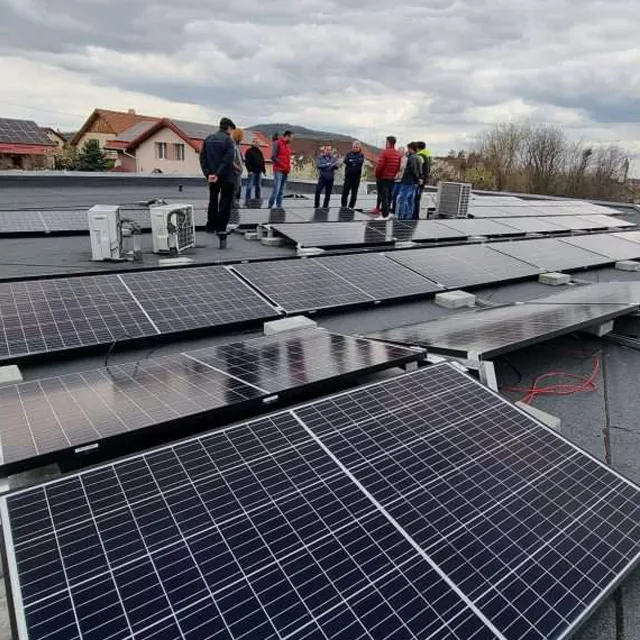 Panouri solare pe acoperis