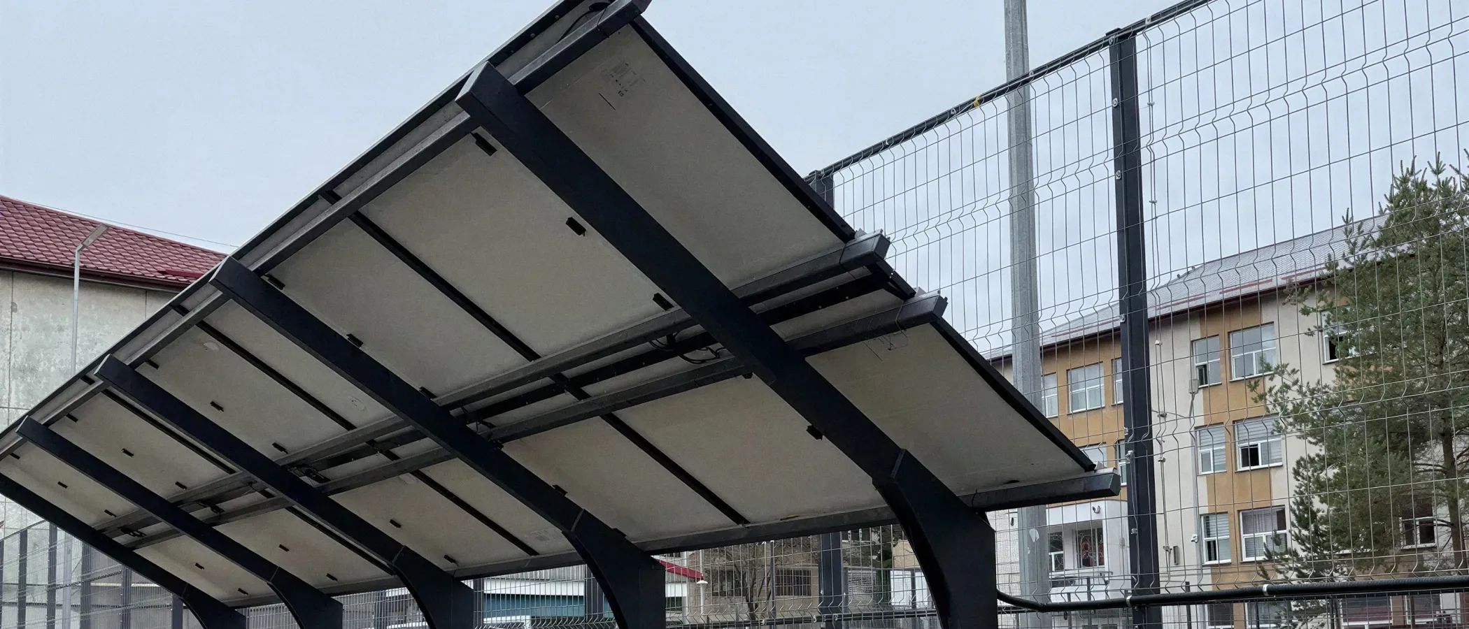 Canopie fotovoltaică montată de noi lângă terenul de sport al Colegiului Alecsandri din Bacău