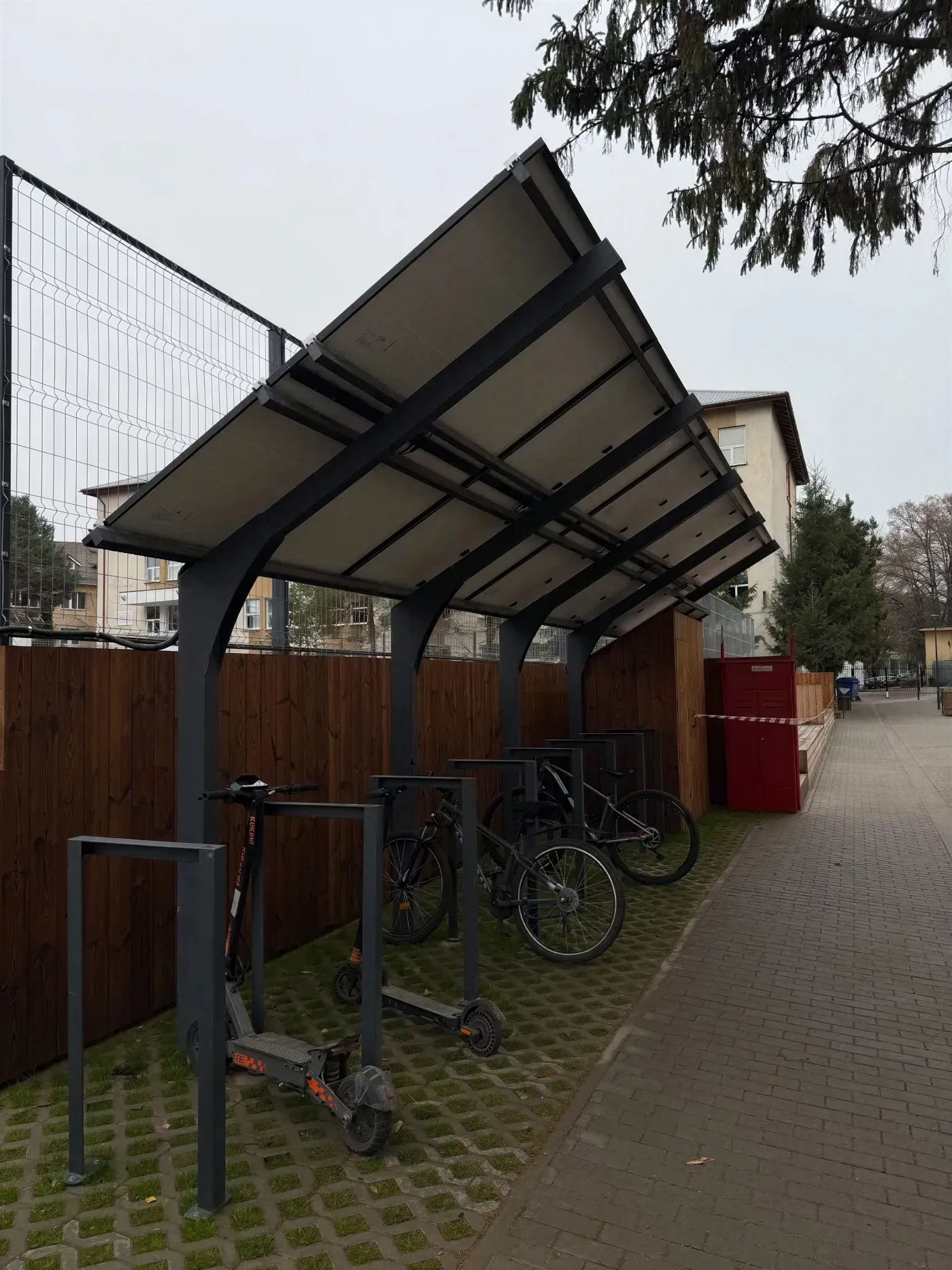 Canopie fotovoltaică cu suporturi pentru biciclete și trotinete, în curtea Colegiului Alecsandri din Bacău