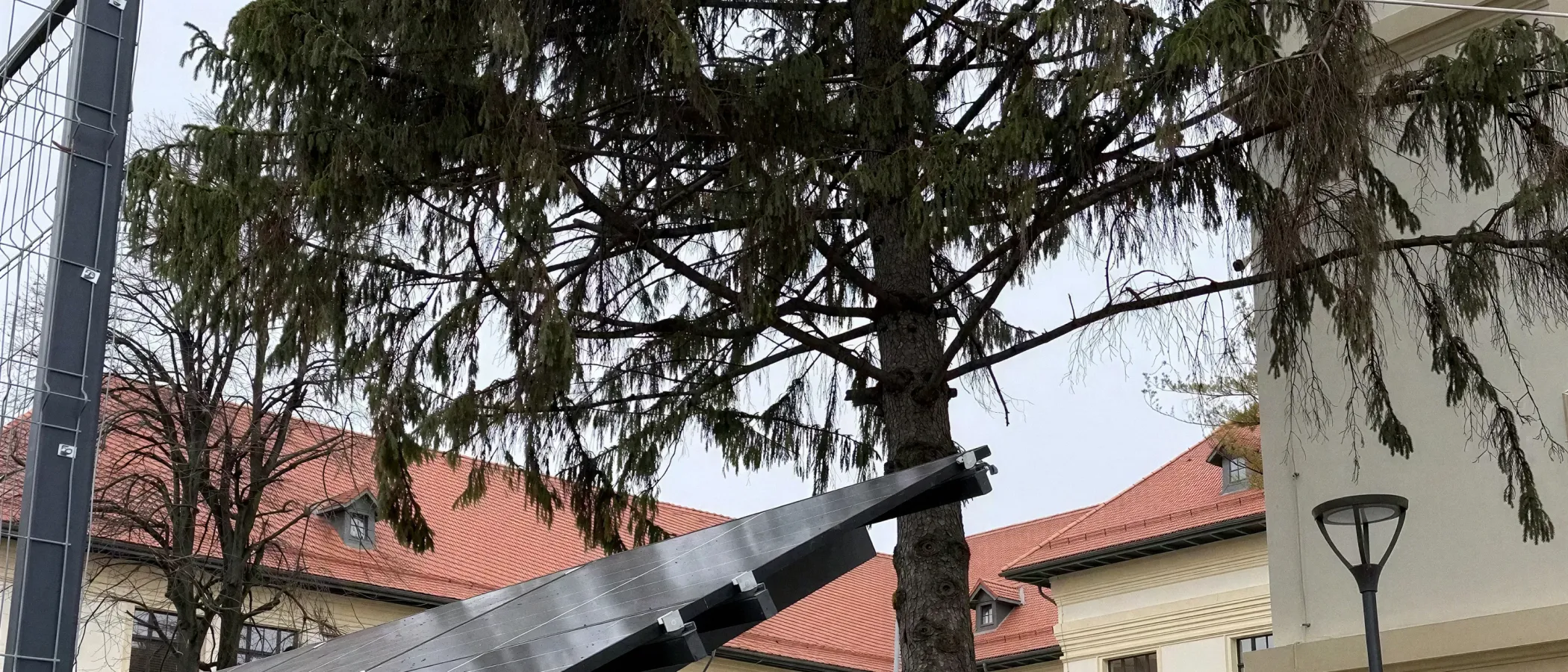 Canopia fotovoltaică montată de noi în curtea Colegiului Alecsandri din Bacău