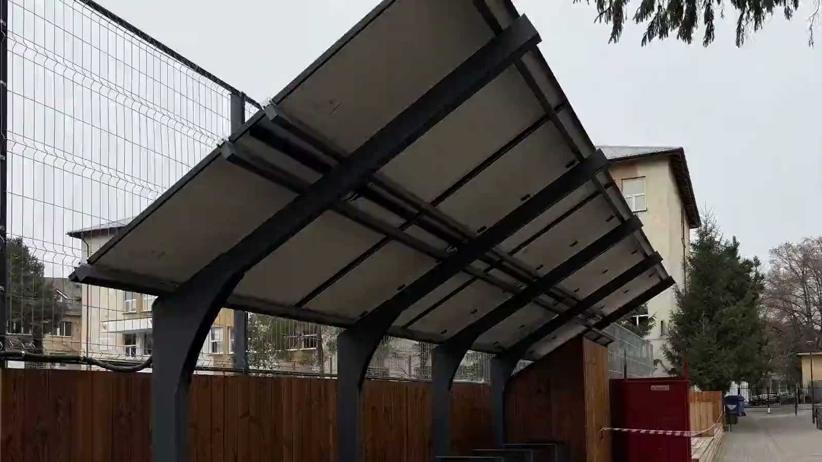 Canopie fotovoltaică montată de Gamserv Solar în curtea Colegiului Alecsandri din Bacău